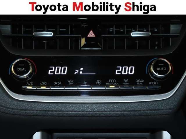 左右独立で温度調節ができるオートエアコンを装着しておりますのでドライブも快適に楽しめます！