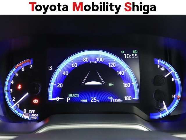 先進的なディスプレ表示のスピードメーターです。ドライブに必要な情報が中央に集約され操作もしやすいです。