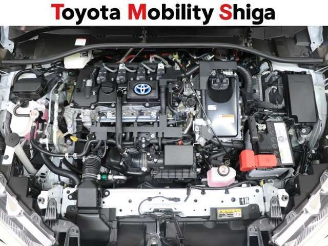 エンジンル-ムも綺麗に洗浄しております。ご納車時にはハイブリッドシステムに精通したメカニックがしっかり整備を行なった上でご納車致します。