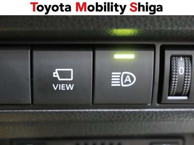 ヘッドランプの光軸調整も室内で簡単に行えます。