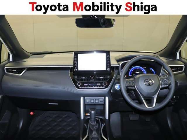 シックな色使いの運転席周りですね。すっきりとしたデザインで上品な色使いです。居心地の良い運転席、長く座ってられるリラックスできるデザインがいいですね。