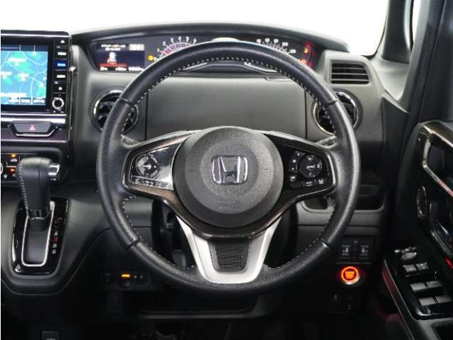 【Honda SENSING】 カメラ等装置で精度の高い検知能力を発揮、安全運転を支援します。ステアリング上のコントローラーに注目！