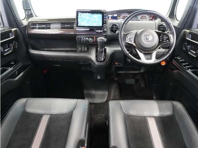 視界広々で運転しやすくロングドライブでも疲れを感じさせないすっきりとまとまったインパネ周りです。