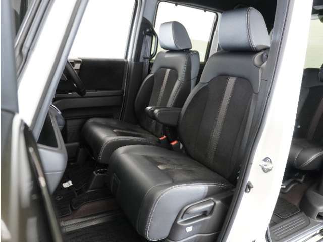 運転席と助手席は足元が繋がっているので自由に行き来しやすいので駐車場が狭いときでも助手席側からスムーズに乗り降りできて便利！