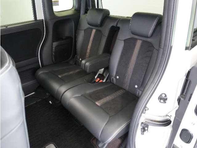 家族やご友人とBBQに行くとき、楽しさは道中の車内から始まっています！このベンチシートに座って、みんなで和気あいあい盛り上がりましょう！