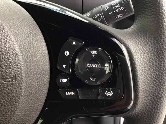 アクセルから足を離しても設定したスピードを保ち走行し、高速道路での疲労軽減に役立つクルーズコントロール付きです！
