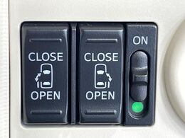 【両側パワースライドドア】スマートキーや運転席のスイッチで後席両側スライドドアの開閉が可能♪電動だから力を入れてドアを開ける必要が無く、小さなお子様でも簡単に開け閉めでき快適です♪