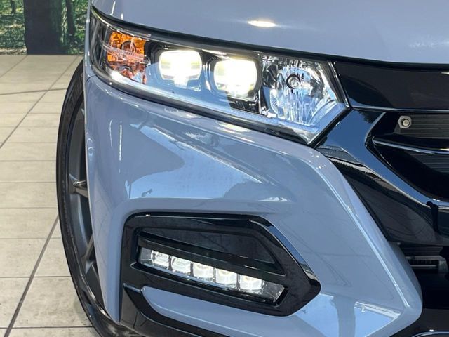 【LEDヘッドライト】悪天候や夜間走行時も良好な視界を確保し安心して運転できる高輝度LEDヘッドライトを装備！点灯速度が早く、消費電力も抑えられています。