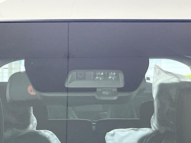 【三菱e-Assist】走行中に前方の車両等を認識し、衝突しそうな時は警報とブレーキで衝突回避と被害軽減をアシスト。より安全にドライブをお楽しみいただけます。