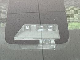 【トヨタセーフティセンス】走行中に前方の車両等を認識し、衝突しそうな時は警報とブレーキで衝突回避と被害軽減をアシスト。より安全にドライブをお楽しみいただけます。