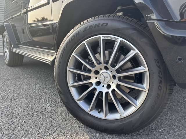 メルセデス・ベンツの定める厳しい基準をクリアしたお車のみをご案内させて頂きます。納車前整備はメーカー規定に基づき最大100項目にも及ぶ点検を熟練のメカニックによって行いご納車させて頂きます。