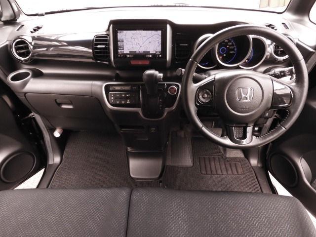 ◆視界広々で非常に運転しやすくロングドライブでも疲れを感じさせないすっきりとまとまったインパネ周りです。