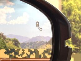 【ブラインドスポットインフォメーション】走行中、ドアミラーの死角になりやすい箇所に後続車が接近するとサイドミラー付近に警告を表示、ドライバーに注意喚起をしてくれます。