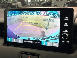 【バックカメラ】駐車時に後方がリアルタイム映像で確認できます。大型商業施設や立体駐車場での駐車時や、夜間のバック時に大活躍！運転スキルに関わらず、今や必須となった装備のひとつです！