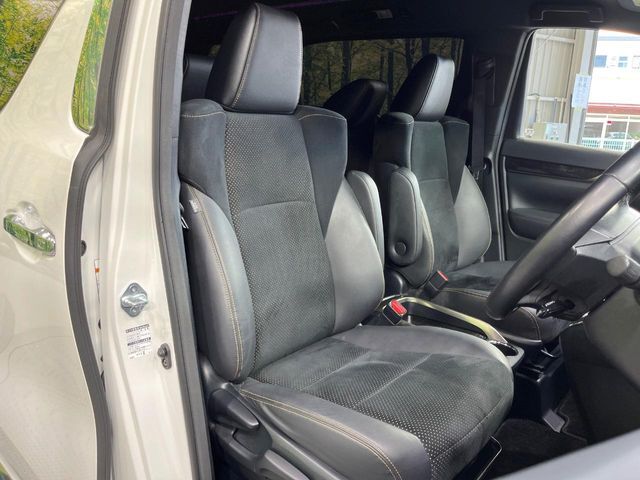 運転席シート廻りは使用感も少なく、良好な状態となっています。丁寧に使われていたことがよくわかりますね。