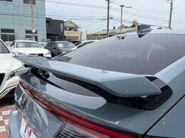 【純正大型リヤスポイラー】スポーツカーらしさがグッと引き立つ大型リヤスポイラーを装着♪高速走行時のスタビリティ（走行安定性）向上に役立ちます。