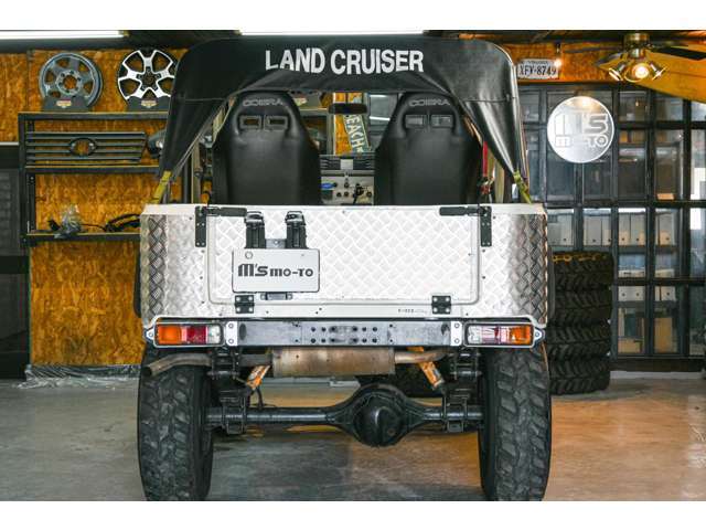 リアゲートは純正の観音タイプの両開きではなく三菱JEEPのような仕様になっています。