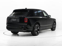 2025年モデルのBlack Badge Cullinan Series 2です。ブラック・ダイアモンドの外装色と、モノインテリアスキームのブラック内装色が、力強くも洗練された存在感を放ちます。