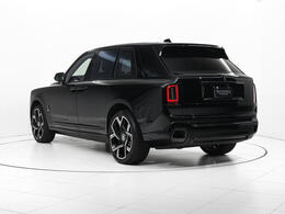 シューティングスターヘッドライナーが夜のドライブに幻想的な雰囲気を醸し出し、技術的カーボンの装飾がモダンな印象を与えます。