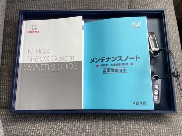 メンテナンスノート【整備記録簿】、取説も揃っています。スマートキーはバッグなどにしまったままボタン操作でエンジンの始動・停止ができて大変便利です。