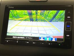 【バックカメラ】駐車時に後方がリアルタイム映像で確認できます。大型商業施設や立体駐車場での駐車時や、夜間のバック時に大活躍！運転スキルに関わらず、今や必須となった装備のひとつです！