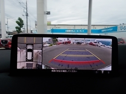 4つのカメラを活用しトップビュー、フロントビュー、左右サイドビューの映像をセンターディスプレイに表示します。