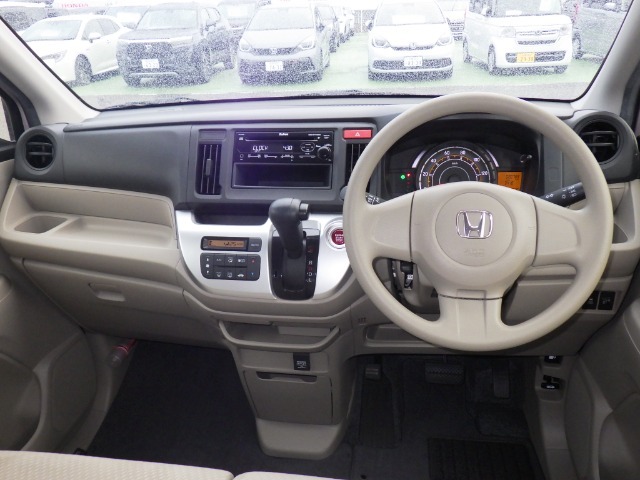 ドライバーを包み込むように、ディスプレーやスイッチ、コンソールを配置。座った瞬間から運転への期待が！空間そのものの心地よさにこだわっています。