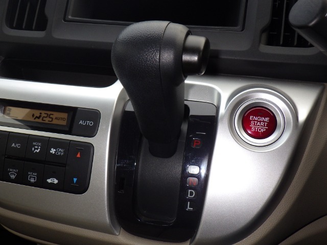 インパネシフトだから視線の移動も少なく足元もスッキリ♪運転席もゆったりしているのでゆとりを持ってドライブできますね！