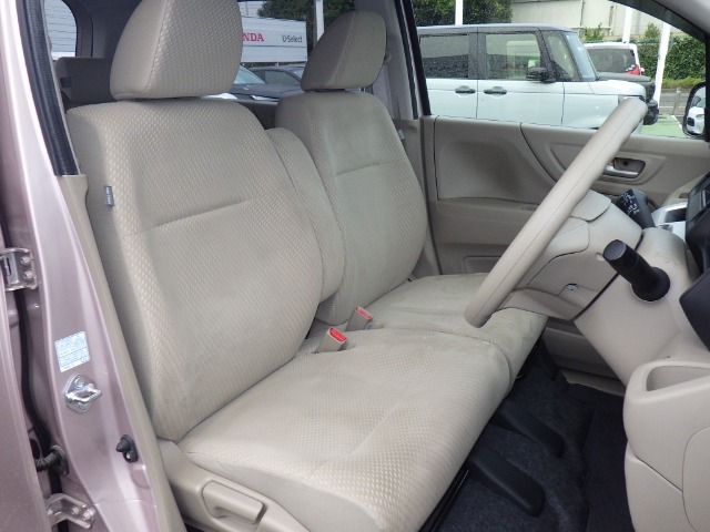 フロントは助手席と繋がったベンチシートで、運転席は高さが調整できるハイトアジャスター付きです。また、ハンドルも高さの調整が出来るチルトステアリングです