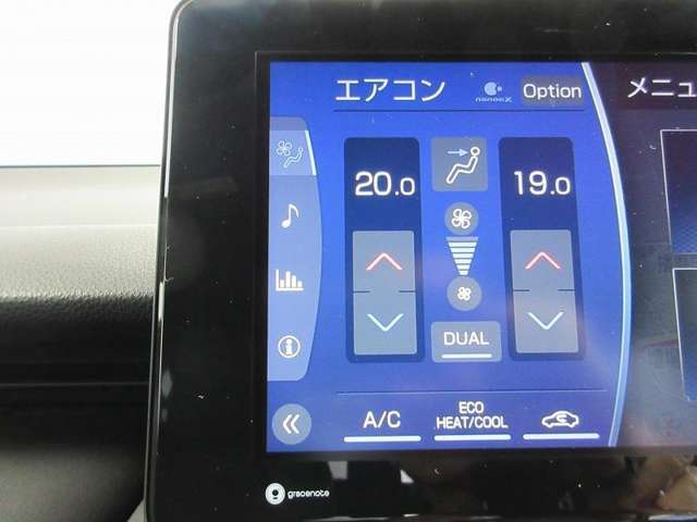 風量自動調整の快適オートエアコンを装備。運転席側・助手席側それぞれに温度設定ができます。