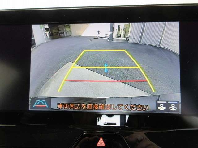 バックをする際、後方確認ができる【バックモニター】を装備　　車庫入れが苦手な人もこれで安心！　☆過信は禁物です　目視と併せてご利用ください