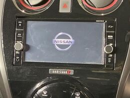 【純正ナビ】人気の純正ナビを装備しております。ナビの使いやすさはもちろん、オーディオ機能も充実！キャンプや旅行はもちろん、通勤や買い物など普段のドライブも楽しくなるはず♪