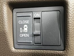 【パワースライドドア】スマートキーや運転席のスイッチでスライドドアの開閉が可能♪電動だから力を入れてドアを開ける必要が無く、小さいお子様でも、重い荷物を持っている時もラクに開け閉めできます♪