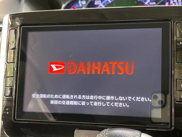 【純正ナビ】人気の純正ナビを装備しております。ナビの使いやすさはもちろん、オーディオ機能も充実！キャンプや旅行はもちろん、通勤や買い物など普段のドライブも楽しくなるはず♪