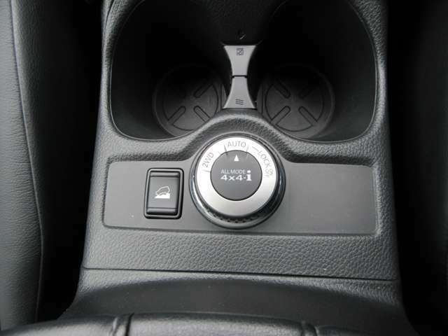 燃費性能に優れる「2WD」　自動的に前後トルク配分を行う「AUTO」　高い走破性を発揮する「LOCK」　の3つもモードを、スイッチ操作で簡単に切替えられます！