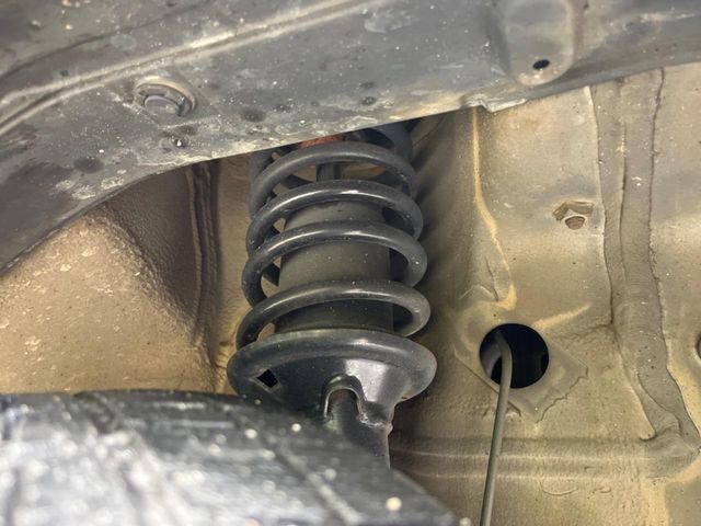 お車を安心してお乗りいただく為には、足回りの定期点検が欠かせません。サービスサポート（有償保証）では無料点検もご提供しており、安心のカーライフをお過ごしいただけるサポート体制が整っています。