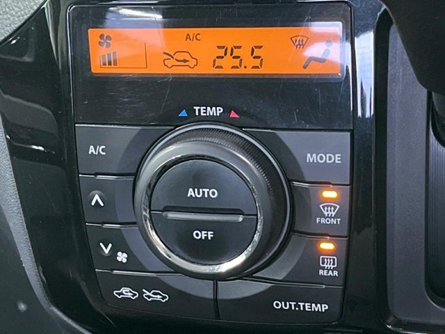 【オートエアコン】一度お好みの温度に設定すれば、車内の温度を検知し風量や温度を自動で調整。暑い…寒い…と何度もスイッチ操作をする必要はありません。快適な車内空間には必須の機能ですね♪
