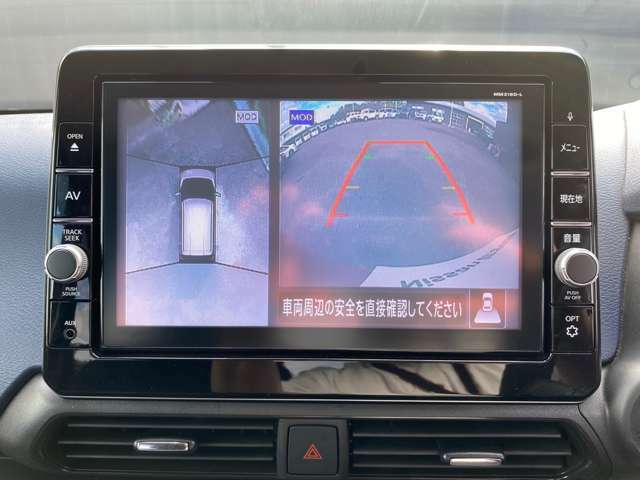 上からまる見え！アラウンドビューモニターの画像です。純正ナビに映してあります。お車を真上から見たような映像をミラーやナビ画面に映し出す事によって、車両の周囲を確認し、駐車時や発進時の運転をサポート。