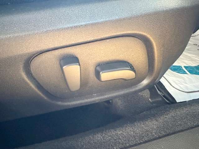 パワーシート付き！自分にあった微妙なドライブポジションの調整が出来ます！重宝される装備です！結構便利ですよ！