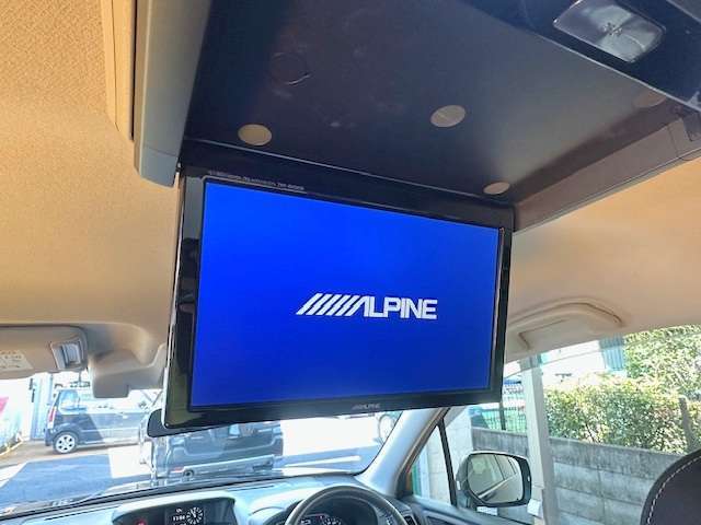 アルパイン社製後席フリップダウンモニター付き！後部座席の方もDVD鑑賞やテレビなどを楽しみながら目的地まで移動出来ます！小さなお子様のいらっしゃるご家庭には必須アイテムになる事間違いなし！？