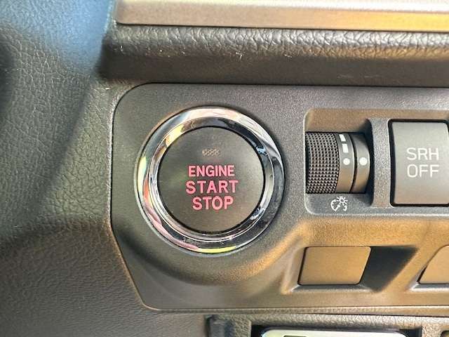 プッシュスターターです！鍵はポケットなどに入れたまま、ボタンをポチっと押せばエンジン始動！一度使えば手放せない装備品です！