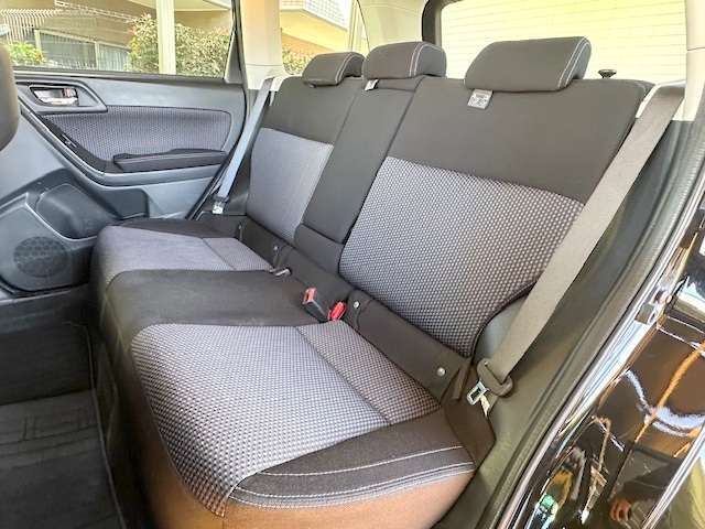 ゆったり座れるリアシート！足元スペースも広々としていて、乗り心地も良いです！シートの座り心地も良くてくつろげますよ♪