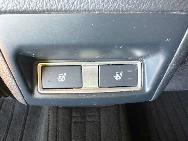 シートヒーター付き！直接体を温める仕組みですので、空気の乾きやすいカーエアコンの出力を弱めることができ、空気の乾燥を緩和することができます。女性には、お肌の潤いにも効果的ですね。