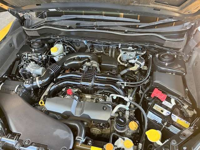 エンジンルームの状態もキレイで機関も良好です！当社では仕入時に90ヵ所以上の点検項目の確認や試乗も実施してます！問題のない車両を店頭にて販売しております！