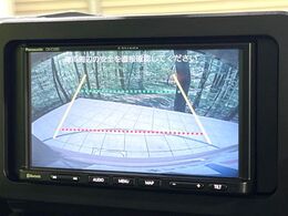 【バックカメラ】駐車時に後方がリアルタイム映像で確認できます。大型商業施設や立体駐車場での駐車時や、夜間のバック時に大活躍！運転スキルに関わらず、今や必須となった装備のひとつです！