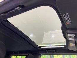 【ガラスルーフ】ガラスルーフ搭載で車内の解放感が一気にアップ！開放的なドライブをお楽しみいただけます。