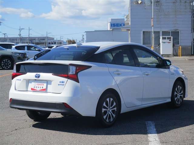 明るく広々、落ち着いた店内では、中古車のご検討・ご購入のほか、携帯電話（au）の購入等、様々なご相談に幅広く応えていきます♪