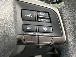 【全車速追従機能付クルーズコントロール】高速道路での長距離走行が楽に！！自動で速度を保つクルーズコントロールが、衝突軽減システムと連携し、前方の車両を感知して車間を保つように速度調節してくれます！！