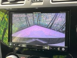 【バックカメラ】駐車時に後方がリアルタイム映像で確認できます。大型商業施設や立体駐車場での駐車時や、夜間のバック時に大活躍！運転スキルに関わらず、今や必須となった装備のひとつです！