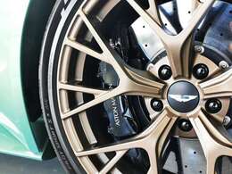 ￥1,770,000「Brakes Carbon Ceramic」新型DB12からオプション選択可能になった「カーボンセラミックブレーキ」高.温域でのフェードが軽減されるほか、バネ下重量の軽減(-27kg)により、乗り心地や操縦レスポンス向上